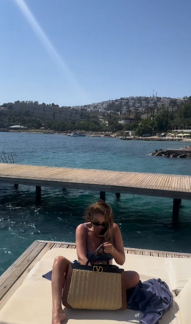 lila-se-zabavuva-vo-bodrum-pozira-na-flamingo-uzhiva-na-pena-zhurka-na-bazen-gi-pokazha-izvajanite-noze-12.jpg