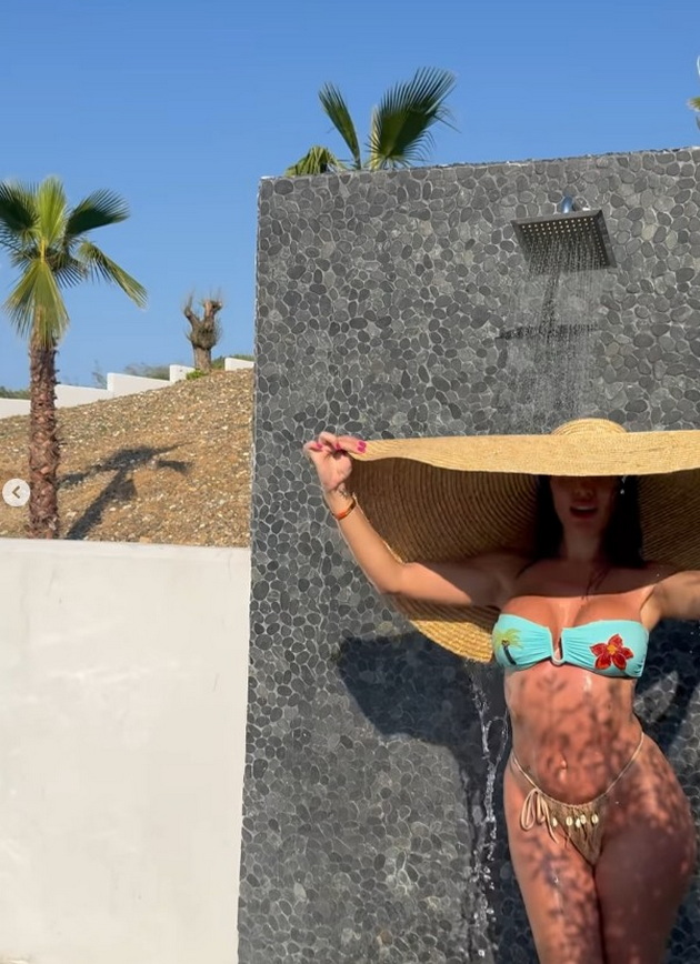 ljupka-mitrova-so-telo-kako-bozhica-potemneta-kozha-mini-bikini-i-ogromen-sheshir-na-odmor-vo-grcija-03.jpg