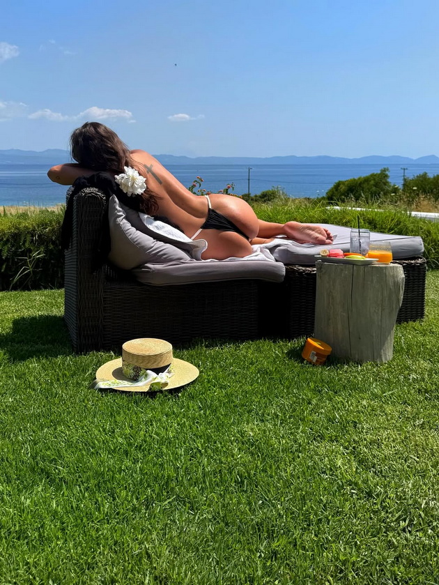 ljupka-mitrova-so-telo-kako-bozhica-potemneta-kozha-mini-bikini-i-ogromen-sheshir-na-odmor-vo-grcija-14.jpg