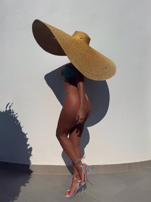 ljupka-mitrova-so-telo-kako-bozhica-potemneta-kozha-mini-bikini-i-ogromen-sheshir-na-odmor-vo-grcija-15.jpg