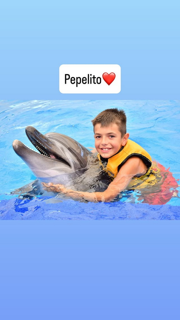 pero-i-sanja-so-sinovite-vo-antalija-plivaat-so-delfini-se-pushtaat-po-tobogani-foto-02_1.jpg