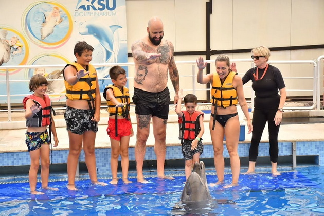 pero-i-sanja-so-sinovite-vo-antalija-plivaat-so-delfini-se-pushtaat-po-tobogani-foto-06.jpg