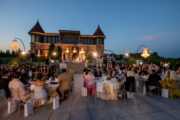 poznatite-parovi-na-haute-wed-gala-vo-skopje-pavle-i-irina-kamiloski-alaksandar-tarabunov-so-devojkata-02_copy.jpg