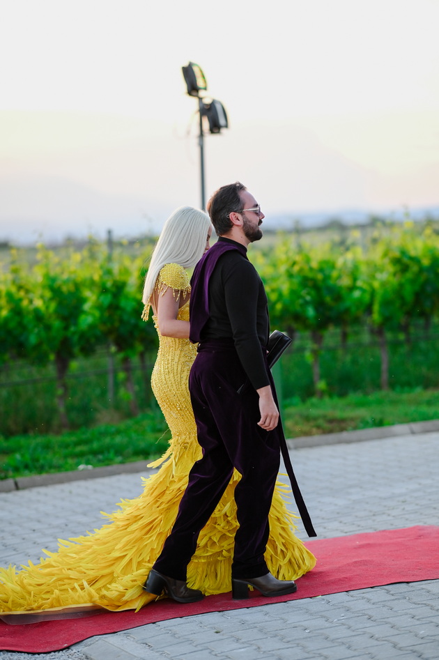 poznatite-parovi-na-haute-wed-gala-vo-skopje-pavle-i-irina-kamiloski-alaksandar-tarabunov-so-devojkata-05_copy.jpg