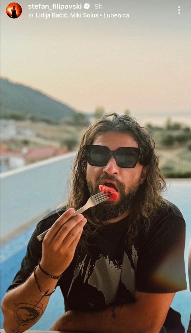 sanja-nikolikj-so-retro-fotka-od-izborot-za-mis-lila-pozira-so-sinot-shto-pravat-makedonskite-dzvezdi-na-instagram-20.jpg