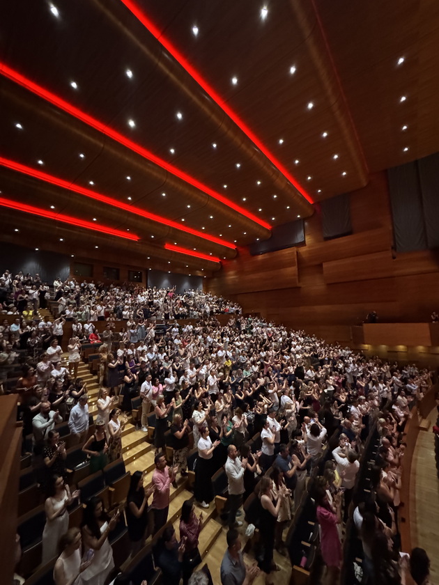 sergej-chetkovikj-ja-slaveshe-ljubovta-na-koncert-vo-skopje-pokani-parovi-da-tancuvaat-na-scenata-peeshe-shetajkji-megju-publikata-08.jpg