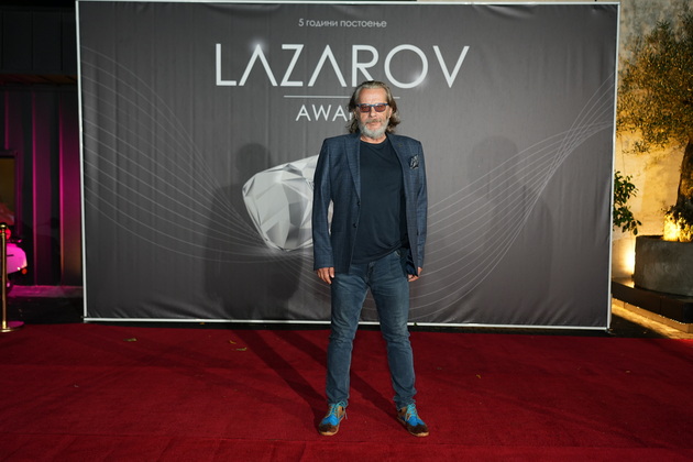 shto-oblekoa-gostite-na-prvite-lazarov-nagradi-vo-skopje-foto-13.JPG