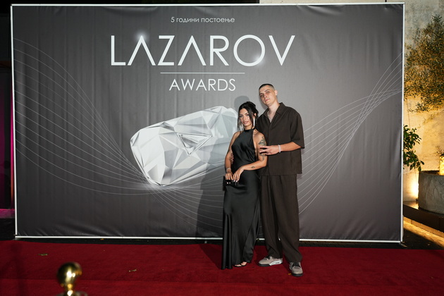 shto-oblekoa-gostite-na-prvite-lazarov-nagradi-vo-skopje-foto-23.JPG