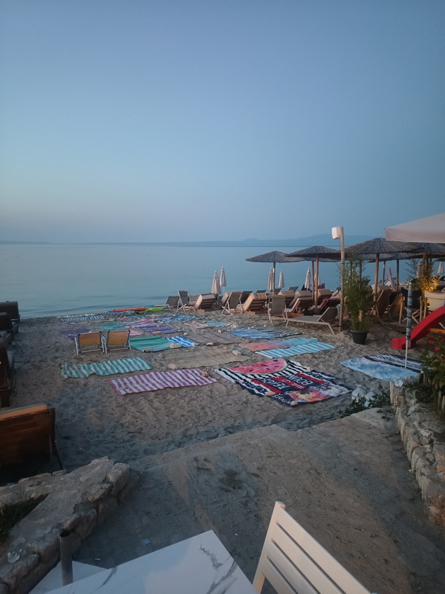 turisti-ostavaat-peshkiri-na-plazha-vo-polihrono-preku-nokj-lezhalkite-se-bezobrazno-preskapi-no-ova-chuvanje-mesto-e-dno-02.jpg