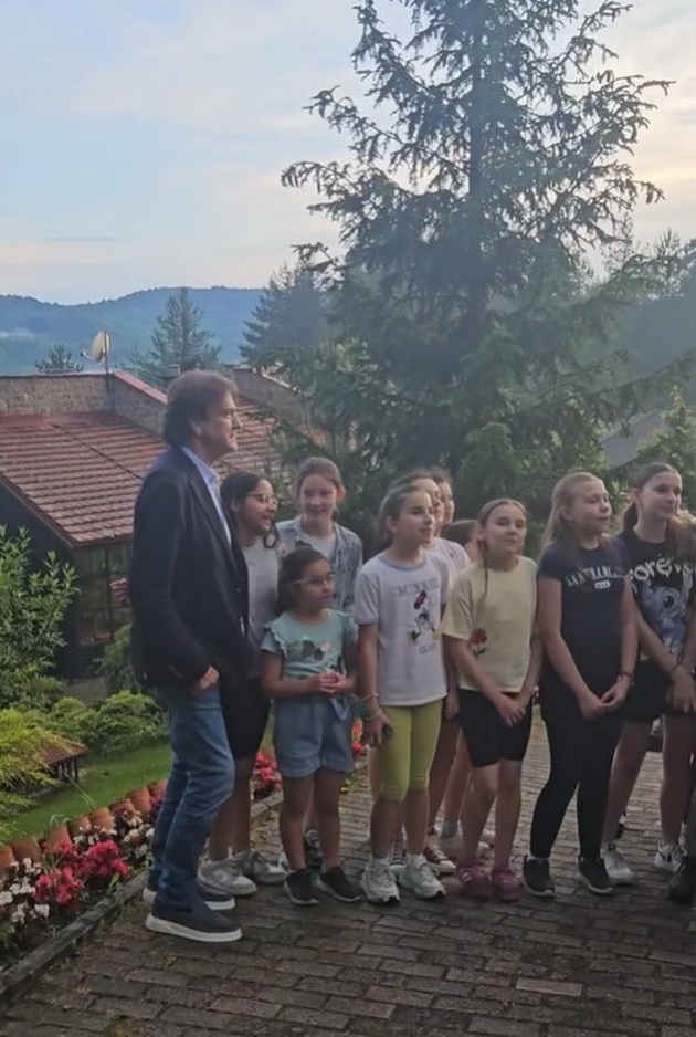 zdravko-cholikj-uzhiva-vo-berovo-po-koncertite-vo-skopje-go-prechekaa-decata-od-zlatno-slavejche-so-negova-pesna-07.jpg