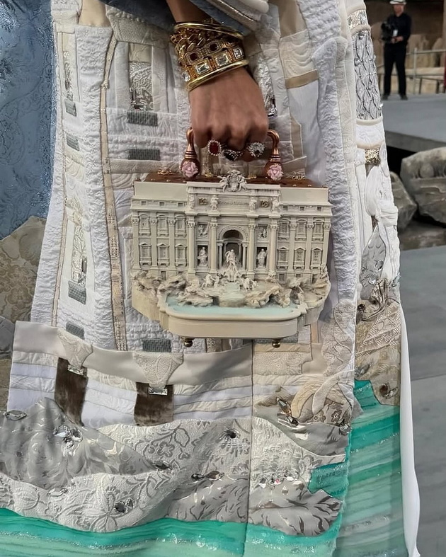 dolce-gabbana-napravi-chanta-vo-forma-na-suvenir-od-fontanata-trevi-bi-ja-nosele-li-02.jpg