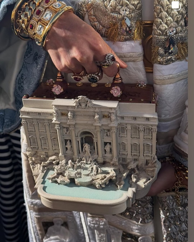 dolce-gabbana-napravi-chanta-vo-forma-na-suvenir-od-fontanata-trevi-bi-ja-nosele-li-06.jpg