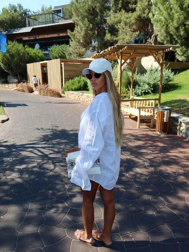 espadrili-od-1-000-evra-sheshir-od-800-evra-adelina-tahiri-na-odmor-vo-bodrum-so-cela-kolekcija-luksuzni-chanti-i-chevli-10.jpg