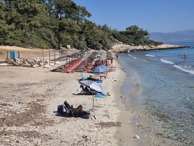 izgorena-kantina-unishteni-chadori-plazhata-glikadi-na-tasos-po-pozharot-foto-02.jpg