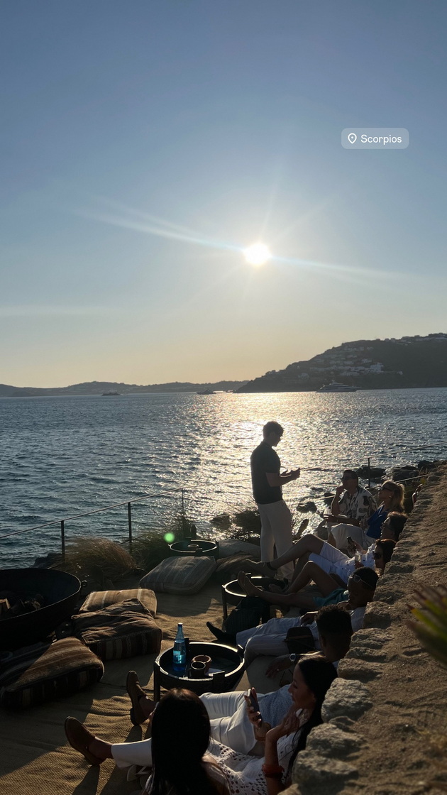 na-odmor-so-nina-red-na-mikonos-nema-pauza-od-zabavi-site-shetaat-doterani-a-za-sekade-se-potrebni-rezervacii-06.jpg