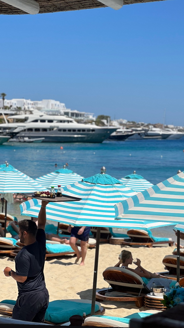 na-odmor-so-nina-red-na-mikonos-nema-pauza-od-zabavi-site-shetaat-doterani-a-za-sekade-se-potrebni-rezervacii-19.jpg
