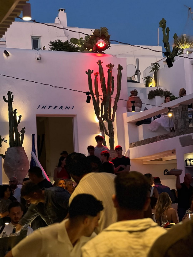 na-odmor-so-nina-red-na-mikonos-nema-pauza-od-zabavi-site-shetaat-doterani-a-za-sekade-se-potrebni-rezervacii-34.jpg