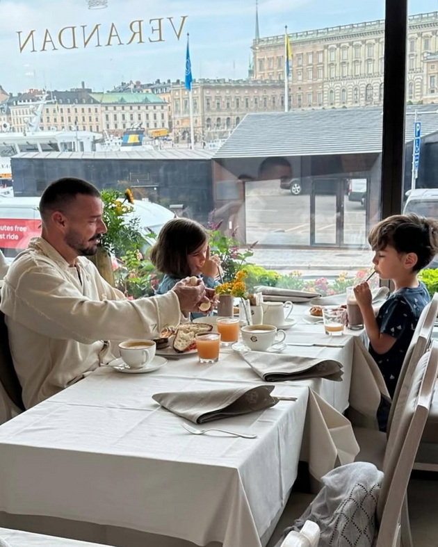 razvedeni-no-posveteni-riki-martin-sheta-so-dvete-deca-otkako-bea-na-odmor-so-bivshiot-soprug-djuan-vo-shvedska-02.jpg