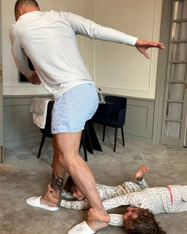 razvedeni-no-posveteni-riki-martin-sheta-so-dvete-deca-otkako-bea-na-odmor-so-bivshiot-soprug-djuan-vo-shvedska-03.jpg