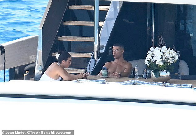 ronaldo-uloven-kako-uzhiva-na-jahta-so-djordjina-otkako-kazha-deka-od-privatni-prichini-ne-prisustvuva-na-pogrebot-na-zhota-02.jpg