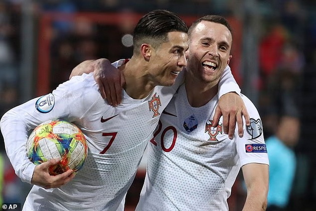 ronaldo-uloven-kako-uzhiva-na-jahta-so-djordjina-otkako-kazha-deka-od-privatni-prichini-ne-prisustvuva-na-pogrebot-na-zhota-08.jpg