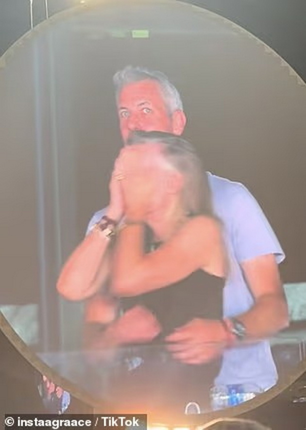 viralno-video-od-par-koja-ima-afera-uloven-na-kamera-na-coldplay-koncert-toj-e-ceo-vo-milijarderska-kompanija-taa-mu-e-koleshka-05.jpg
