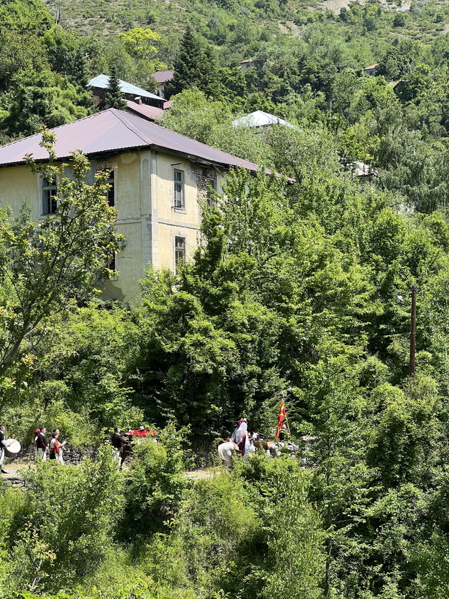 dechko-od-skopje-na-unikaten-nachin-ja-dolovi-galichkata-svadba-nekoi-kje-kazhat-selsko-a-jas-sum-magjepsan-od-tradicijata-03.jpg