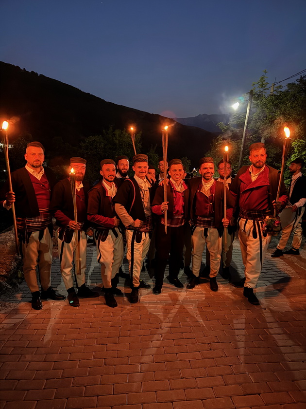 dechko-od-skopje-na-unikaten-nachin-ja-dolovi-galichkata-svadba-nekoi-kje-kazhat-selsko-a-jas-sum-magjepsan-od-tradicijata-11.jpg