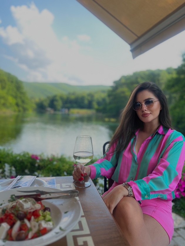 dragana-serchevska-doktorka-od-kumanovo-so-odlichen-moden-stil-strast-za-patuvanja-i-empatija-na-piedestalot-15.jpeg