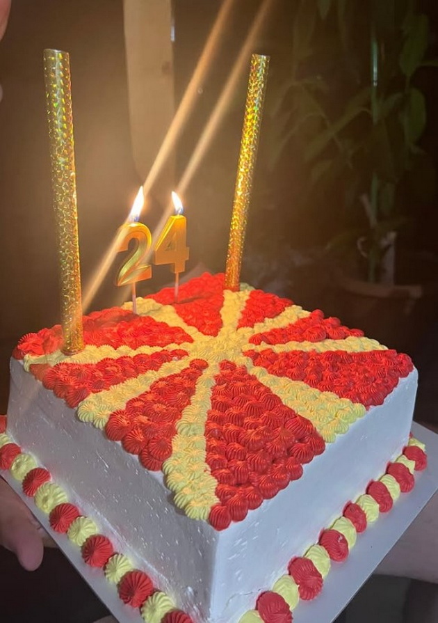 finn-germanec-koj-3-godini-zhivee-vo-makedonija-proslavi-rodenden-so-torta-so-makedonsko-zname-za-najubavata-zemja-03.jpg