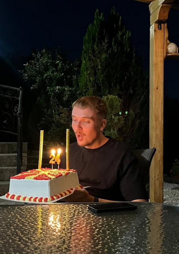 finn-germanec-koj-3-godini-zhivee-vo-makedonija-proslavi-rodenden-so-torta-so-makedonsko-zname-za-najubavata-zemja-04.jpg