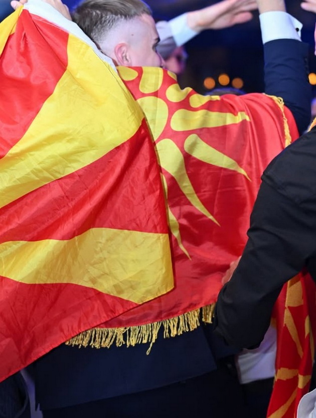 finn-germanec-koj-3-godini-zhivee-vo-makedonija-proslavi-rodenden-so-torta-so-makedonsko-zname-za-najubavata-zemja-06.jpg