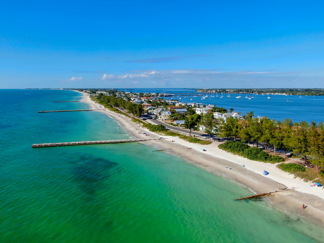 franc-so-soprugata-i-decata-uzhiva-na-odmor-na-ostrovot-ana-marija-se-naogja-vo-florida-ima-beli-pesochni-plazhi-foto-02.jpg