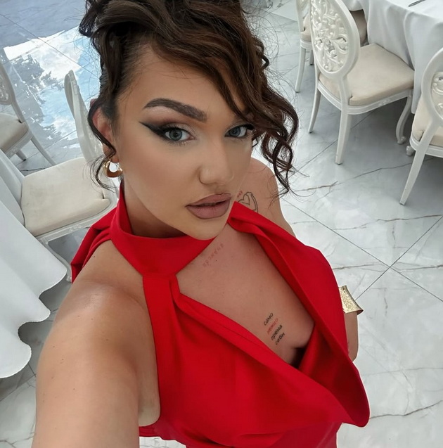 ivona-jo-vo-fustan-so-fokus-na-tetovazhata-kaj-gradite-antonia-gigovska-se-baknuva-so-soprugot-shto-pravat-nashite-dzvezdi-denovive-07.jpg