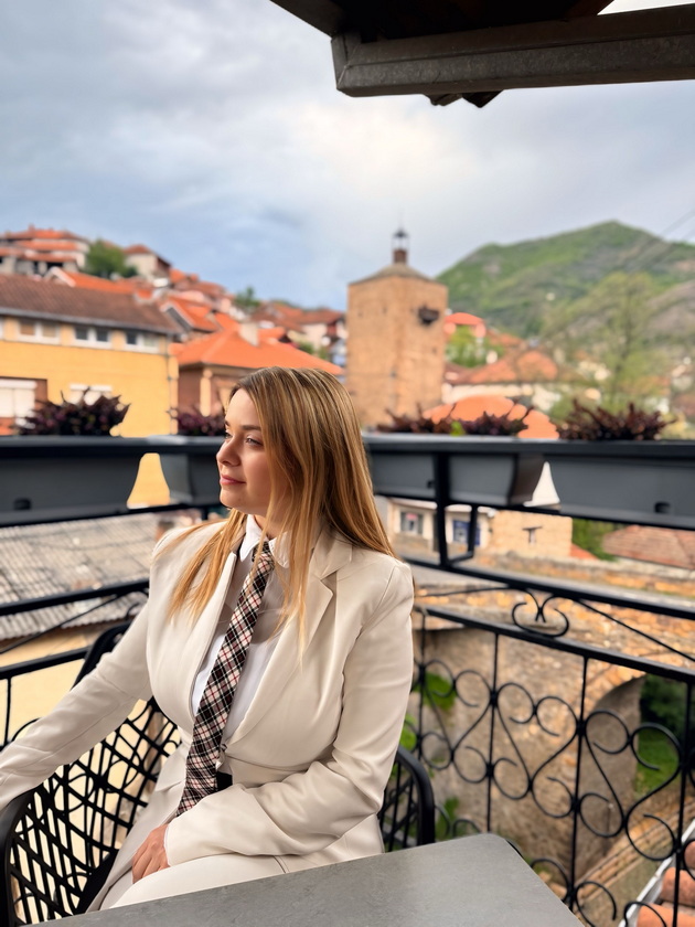 lide-stojanovska-za-rodniot-grad-kako-deca-vo-kratovo-im-se-voshituvavme-na-svetulkite-berevme-shumski-jagodi-jadevme-pastrmajka-03.jpeg