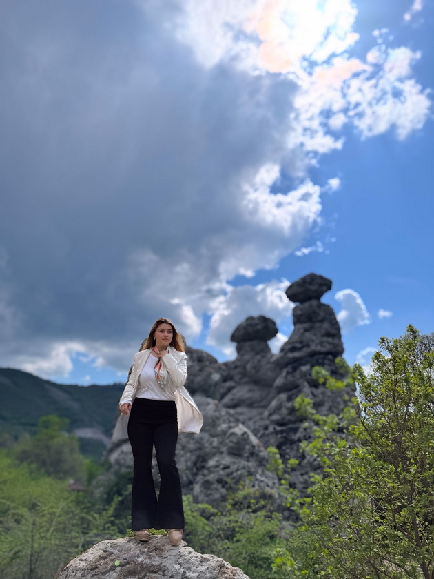 lide-stojanovska-za-rodniot-grad-kako-deca-vo-kratovo-im-se-voshituvavme-na-svetulkite-berevme-shumski-jagodi-jadevme-pastrmajka-06.jpeg