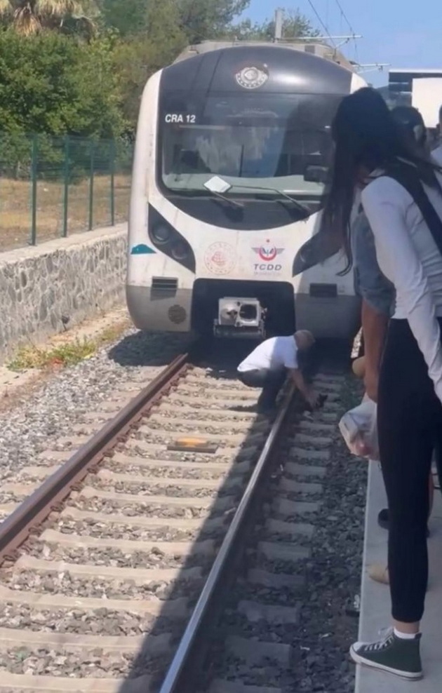 lugje-so-srce-mashinovozach-vo-istanbul-go-zaprel-vozot-za-da-spasi-mache-na-shinite-video-05_copy.jpg