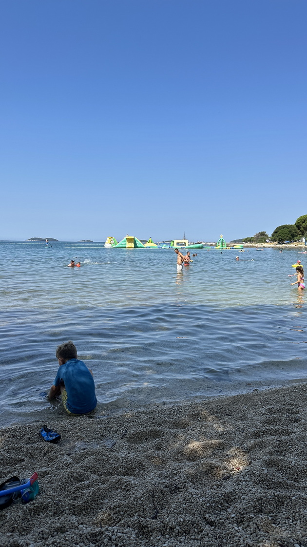 na-odmor-so-maja-kikiritkova-vo-hrvatski-kamp-poskapo-e-od-kampuvanje-vo-grcija-no-ima-topla-voda-i-za-mienje-sadovi-09.jpeg