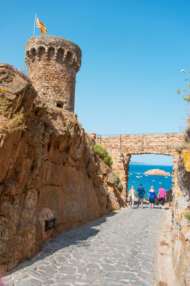 tosa-de-mar-najzhivopisnoto-mesto-na-shpanskiot-breg-kosta-brava-so-pogled-od-plazha-kon-tvrdina-05.jpg