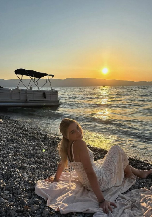 ubavica-bez-gram-shminka-barbara-rakichevikj-bleska-na-fotografiite-od-plazha-vo-grcija-14.jpg