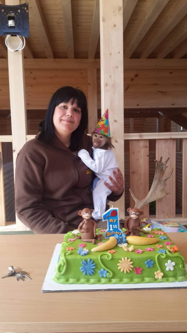 zera-bekirovska-neguvatelka-vo-skopje-zoo-majmunchinjata-so-godini-pametat-koj-se-grizhel-za-niv-koga-bile-mali-03.jpg
