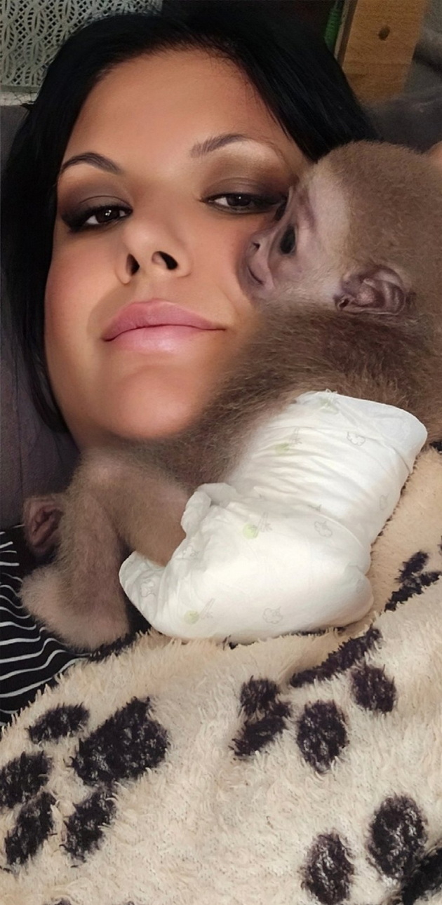 zera-bekirovska-neguvatelka-vo-skopje-zoo-majmunchinjata-so-godini-pametat-koj-se-grizhel-za-niv-koga-bile-mali-06.jpg