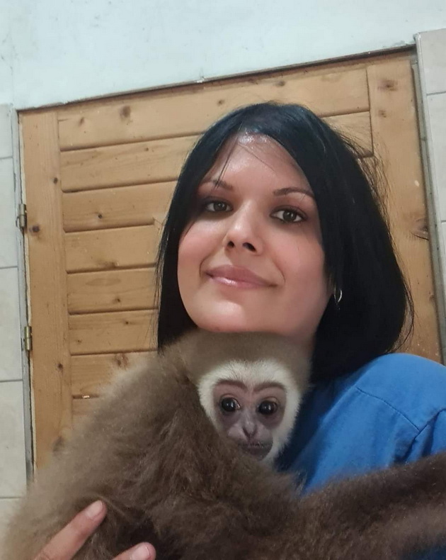 zera-bekirovska-neguvatelka-vo-skopje-zoo-majmunchinjata-so-godini-pametat-koj-se-grizhel-za-niv-koga-bile-mali-07.jpg