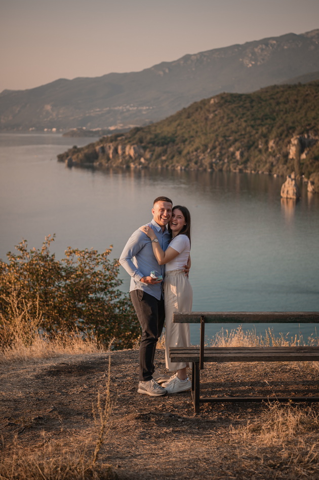 zhelimir-ja-zaprosi-viktorija-na-mesto-so-spektakularen-pogled-kon-ohridskoto-ezero-foto-04.jpeg