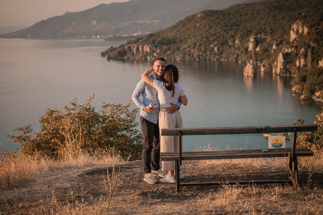 zhelimir-ja-zaprosi-viktorija-na-mesto-so-spektakularen-pogled-kon-ohridskoto-ezero-foto-07.jpeg