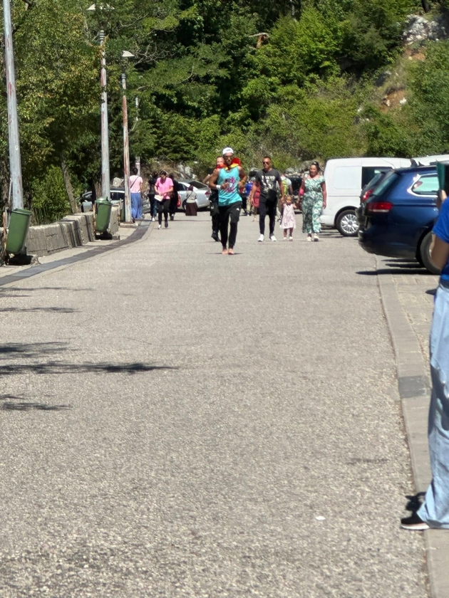 antonio-istrcha-600km-do-ostrog-za-da-sobere-pari-za-detskata-klinika-vo-skopje-podvigot-go-posveti-na-majka-mu-koja-pochinala-od-rak-06.JPG