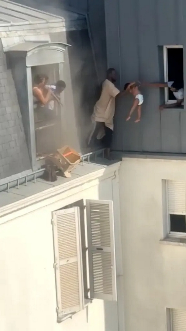 bravo-heroj-od-pariz-spasi-deca-i-roditeli-od-zapalena-zgrada-gi-vadel-preku-prozorec-na-6-tiot-kat-video-5.JPG