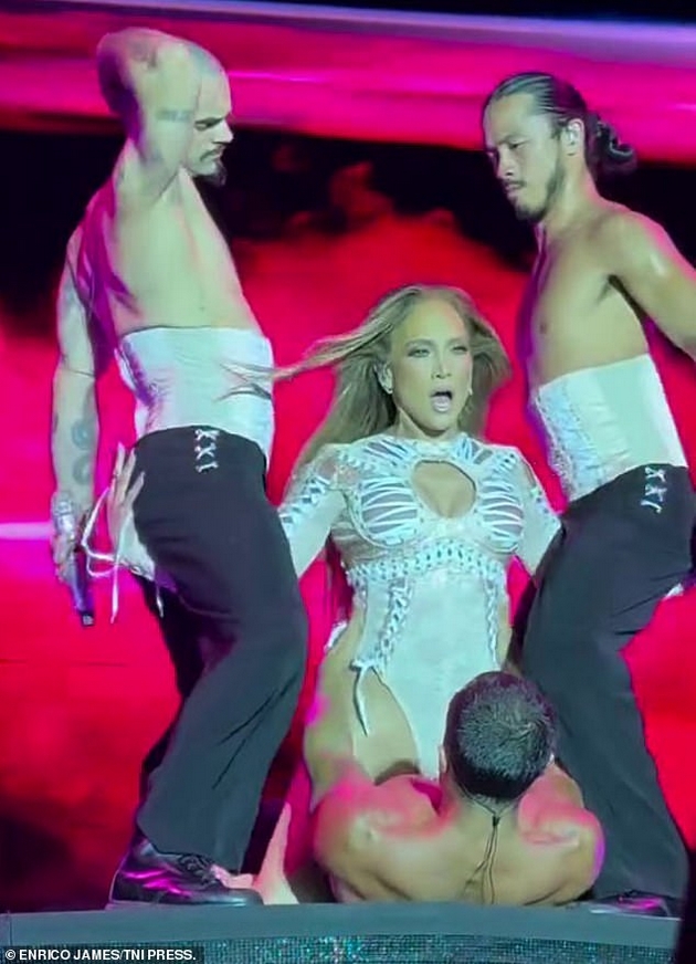 dzhej-lo-proslavi-56-ti-rodenden-so-provokativen-tanc-po-kritikite-za-vulgarniot-nastap-vo-italija-foto-03.JPG