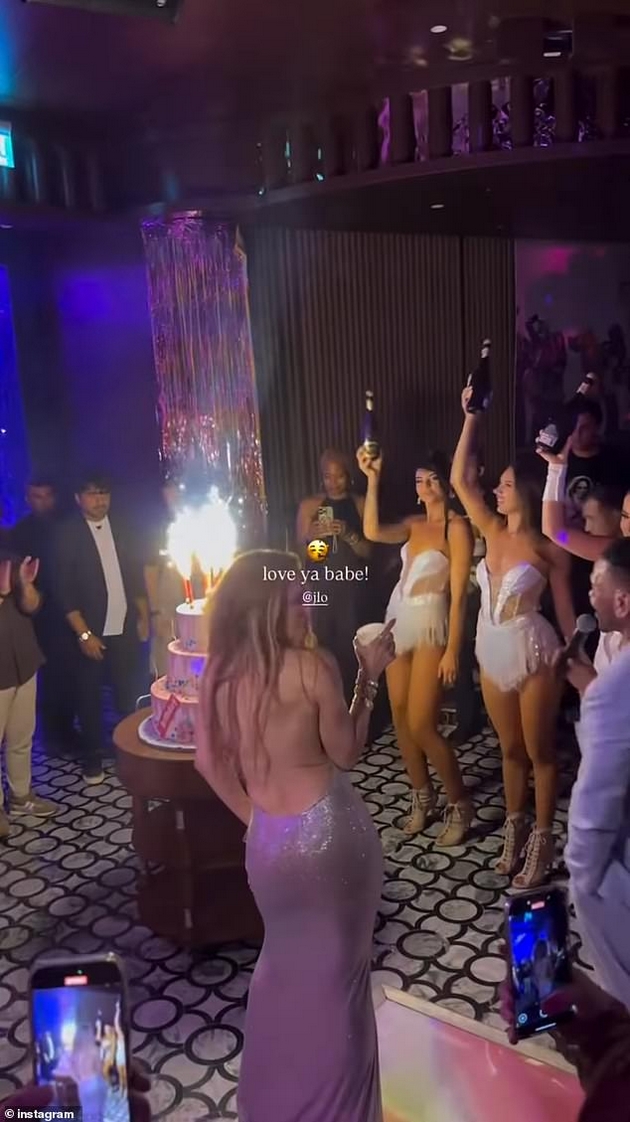 dzhej-lo-proslavi-56-ti-rodenden-so-provokativen-tanc-po-kritikite-za-vulgarniot-nastap-vo-italija-foto-08.JPG
