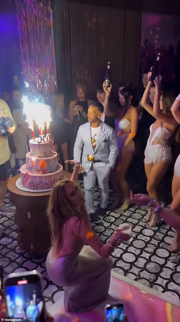 dzhej-lo-proslavi-56-ti-rodenden-so-provokativen-tanc-po-kritikite-za-vulgarniot-nastap-vo-italija-foto-10.JPG
